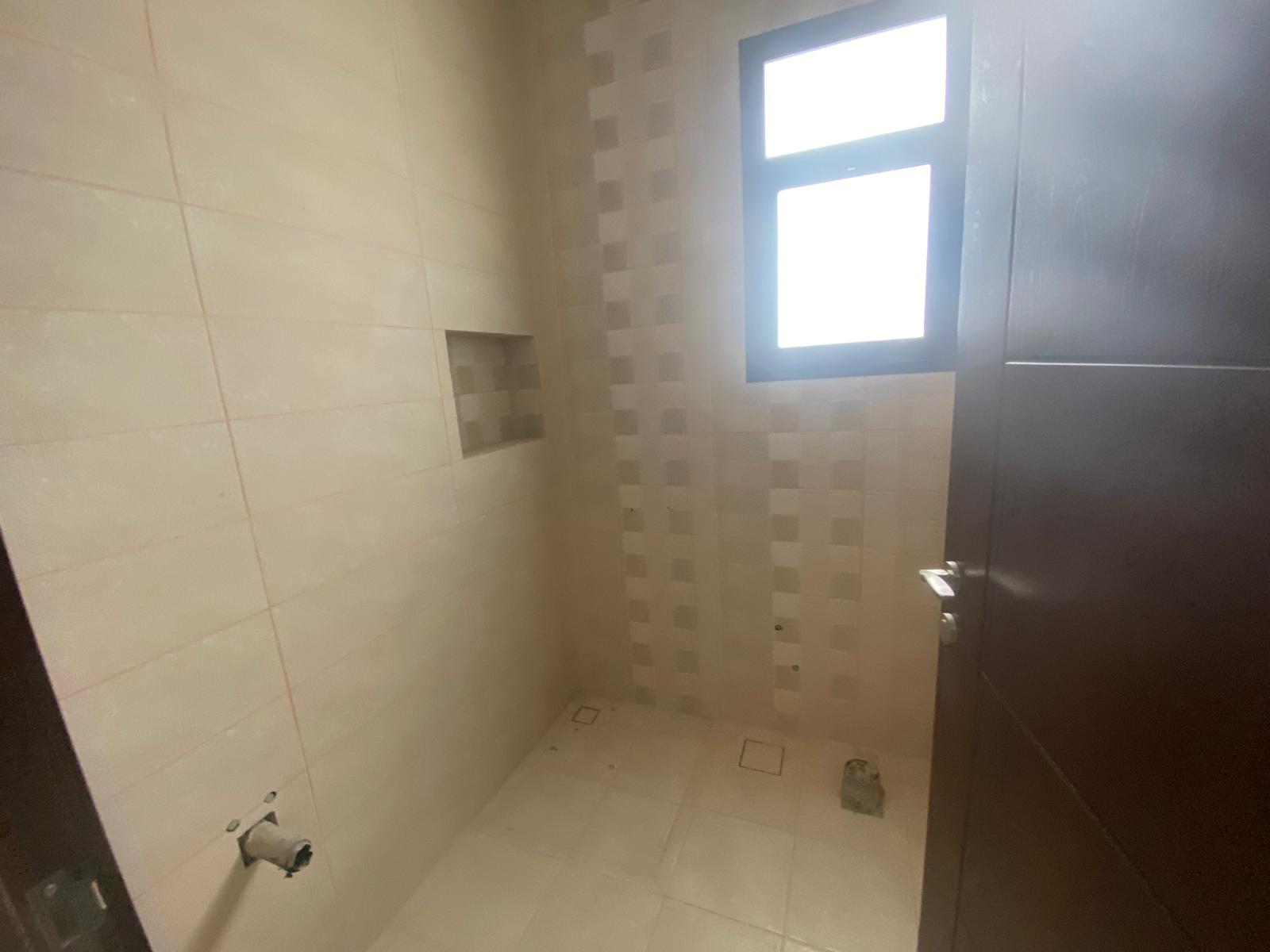 فيلا في الجنبية للبــيع