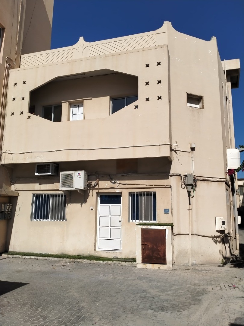 بناية في الحد للبــيع