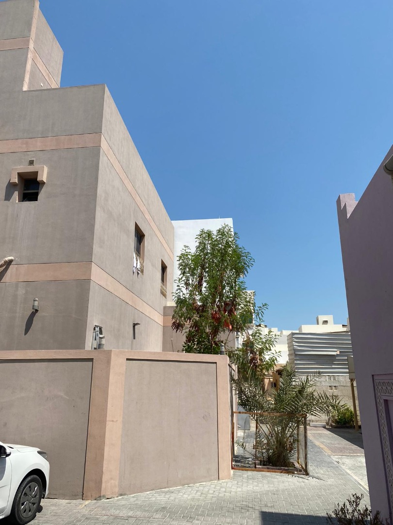 بناية في المحرق للبــيع