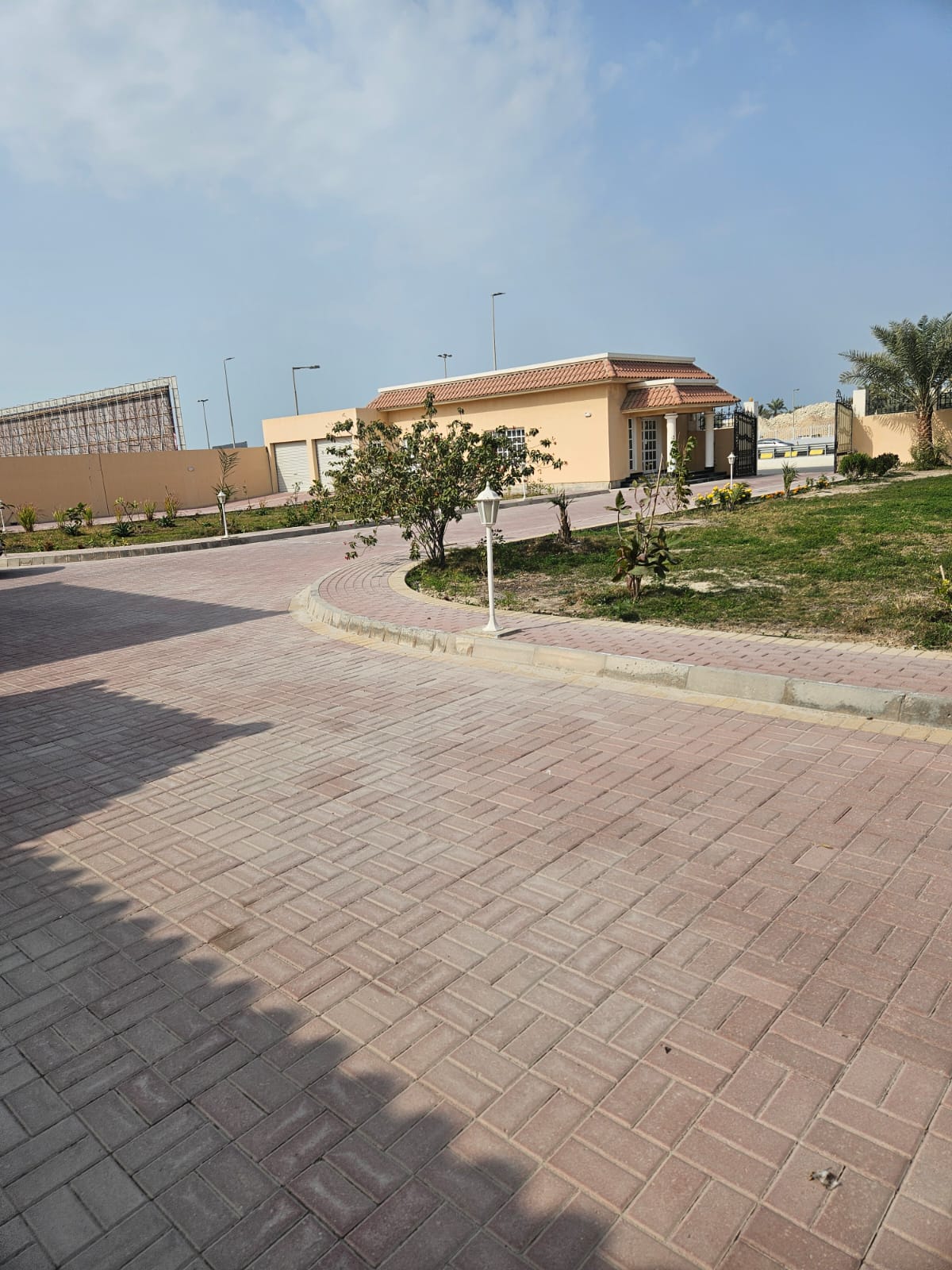 فيلا في الجنبية للبــيع