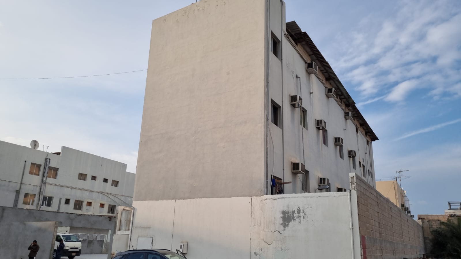 بناية في العكر للبــيع