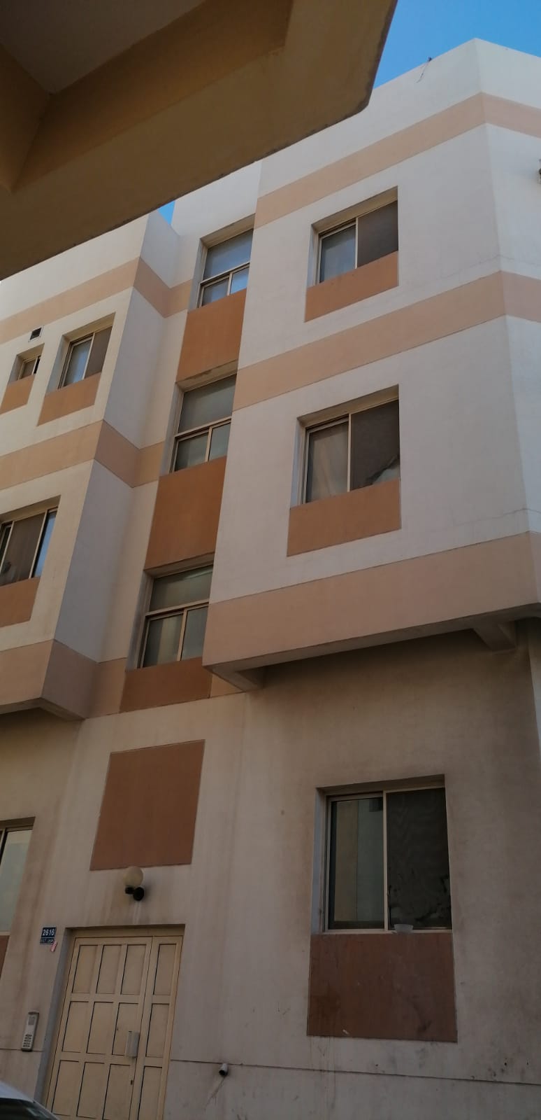 بناية في الرفاع الشرقي للبــيع